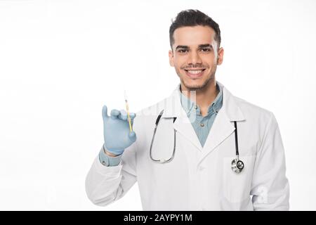 Un médecin qui tient une seringue avec vaccin et souriant à l'appareil photo isolé sur blanc Banque D'Images