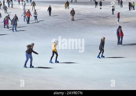 Les gens patinant sur la patinoire de Budapest Banque D'Images