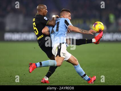 Stadio Olympico, Rome, Italie. 16 février 2020. Série A Football, Lazio Contre Inter Milan; Sergej Milinkovic Savic Of Lazio Défie Ashley Young Of Inter Milan Credit: Action Plus Sports/Alay Live News Banque D'Images