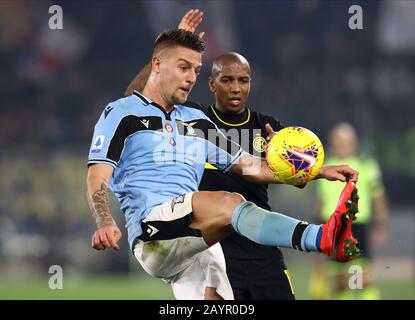 Stadio Olympico, Rome, Italie. 16 février 2020. Série A Football, Latium Contre Inter Milan ; Sergej Milinkovic Savic Du Latium Détient Ashley Young Of Inter Milan Credit: Action Plus Sports/Alay Live News Banque D'Images