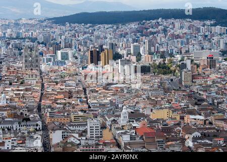 Vue sur le centre historique (site classé au patrimoine mondial de l'UNESCO) et la partie moderne de la ville de Quito, en Équateur, depuis la colline de Panecillo. Banque D'Images