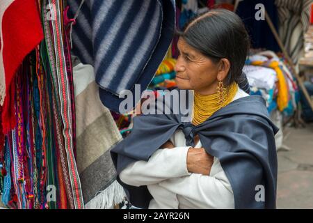 Portrait d'une femme d'Otavalo sur le marché dans la ville d'Otavalo dans les hautes terres de l'Équateur près de Quito. Banque D'Images