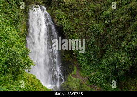 La chute d'eau de Peguche près de la ville d'Otavalo dans les hautes terres de l'Équateur près de Quito. Banque D'Images