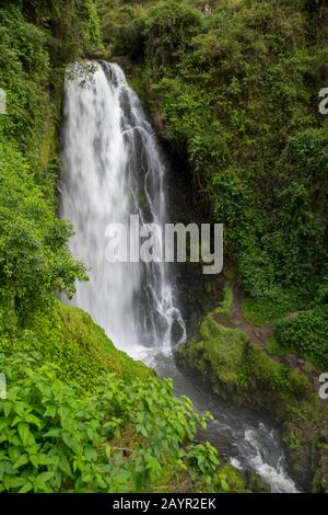 La chute d'eau de Peguche près de la ville d'Otavalo dans les hautes terres de l'Équateur près de Quito. Banque D'Images