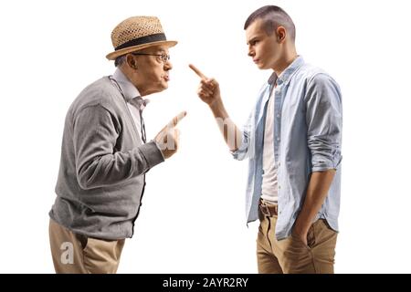 Homme jeune et senior ayant un argument isolé sur fond blanc Banque D'Images