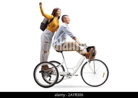 Jeune homme et femme, conduite sur un tricycle isolé sur fond blanc Banque D'Images