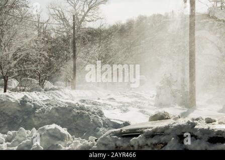 Neige flurry alors que les vents de tempête ont augmenté à Ellicott City Maryland États-Unis causant des conditions de blanc. Banque D'Images