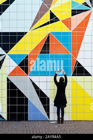 Femme prenant une photo de l'œuvre d'art Hornet, Kunstsammlung NRW, Allemagne, Rhénanie-du-Nord-Westphalie, Bas-Rhin, Düsseldorf Banque D'Images
