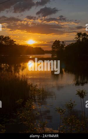 Lac Schaalsee au coucher du soleil, Allemagne, Mecklembourg-Poméranie occidentale, Biosphaerenreservat Schaalsee Banque D'Images