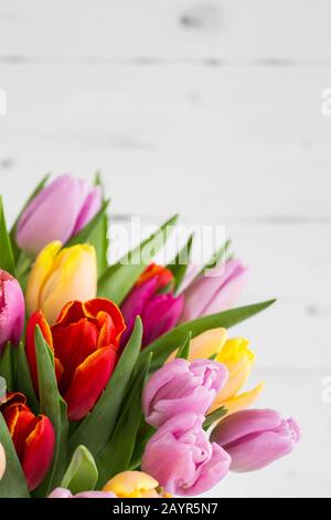 Bouquet de tulipes sur un fond de bois. Banque D'Images