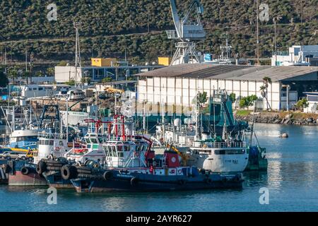 Ensenada, Mexique - 17 janvier 2012: Fermeture de quelques bateaux de pêche amarrés côte à côte au port. Banque D'Images