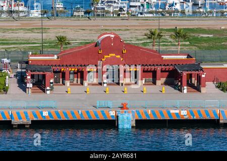 Ensenada, Mexique - 17 janvier 2012: Fermeture du terminal de croisière au port avec quelques bateaux de plaisance sur l'eau bleue à l'arrière. Banque D'Images