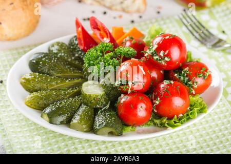 Assortiment de cornichons sur une plaque. Banque D'Images