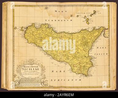 Regni & Insulae Siciliae. Une reproduction restaurée d'une carte de l'atlas de l'île de Sicile par le cartographe Johann Baptist Hofman, vers 1747. Banque D'Images