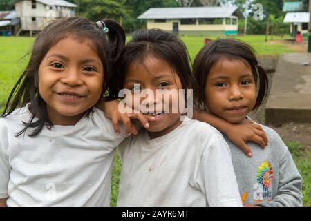 Portrait de trois filles indigènes de Kichwa dans la communauté autochtone O El Pilchi près de la Selva Lodge près de Coca, Équateur. Banque D'Images