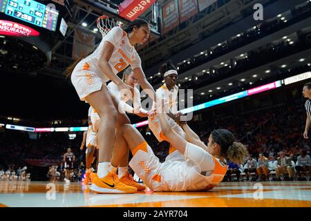 Knoxville, Tennessee, États-Unis. 16 Février 2020 : Rae Burrell #12 de la Tennessee Lady Vols est aidé à ses pieds par Tamari Key #20 de la Tennessee Lady Vols et coéquipiers pendant le match de basket-ball NCAA entre l'Université de Tennessee Lady Volunteers et l'Université TEXAS A&M Aggies à Thompson Boling Arena à Knoxville TN Tim Crédit Gangloff/Csm : Cal Sport Media/Alay Live News Banque D'Images