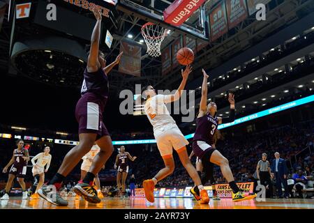 Knoxville, Tennessee, États-Unis. 16 Février 2020 : Chennedy carter #3 des Agies TEXAS A&M et Rae Burrell #12 de la bataille de Tennessee Lady Vols pour le rebond pendant le match de basket-ball NCAA entre l'Université de Tennessee Lady Voluners et les Agies Texas A&M University à Thompson Boling Arena à Knoxville TN Tim Gangloff/CSM Credit: Cal Sport Media/Alay Live News Banque D'Images