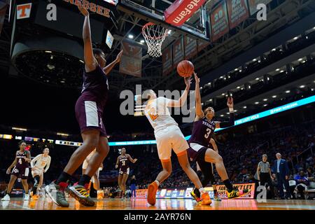 Knoxville, Tennessee, États-Unis. 16 Février 2020 : Chennedy carter #3 des Agies TEXAS A&M et Rae Burrell #12 de la bataille de Tennessee Lady Vols pour le rebond pendant le match de basket-ball NCAA entre l'Université de Tennessee Lady Voluners et les Agies Texas A&M University à Thompson Boling Arena à Knoxville TN Tim Gangloff/CSM Credit: Cal Sport Media/Alay Live News Banque D'Images