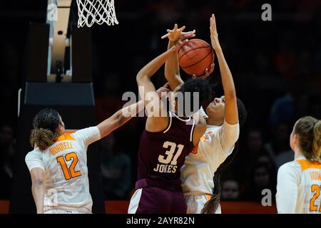 Knoxville, Tennessee, États-Unis. 16 Février 2020 : Tamari Key #20 et Rae Burrell #12 de la Tennessee Lady Vols défendre contre n'cea Jones #31 des Aggies TEXAS A&M pendant le match de basket-ball NCAA entre l'Université de Tennessee Lady Volunteers et les Aggies Texas A&M University à Thompson Boling Arena à Knoxville TN Tim Gangloff/CMM crédit: Cal Sport Media/Alay Live News Banque D'Images