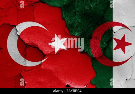 Drapeaux de la Turquie et de l'Algérie peints sur un mur fissuré Banque D'Images