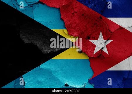 Drapeaux des Bahamas et de Cuba peints sur un mur fissuré Banque D'Images