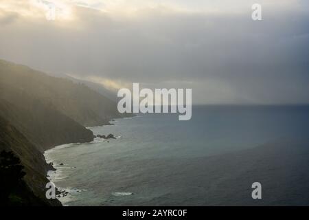 Chutes De Pluie Au-Dessus De L'Océan Pacifique Et De La Côte De Big Sur En Californie Banque D'Images