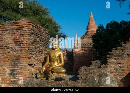 Statue de Bouddha au complexe du monastère de Kaladha Koun, construit au XIIIe siècle, à Bagan, au Myanmar. Banque D'Images