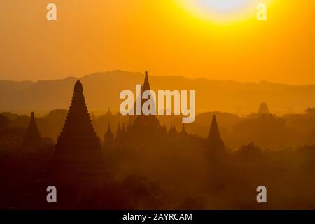 Vue sur le coucher du soleil depuis la Pagode Shwesandaw à Bagan, au Myanmar. Banque D'Images