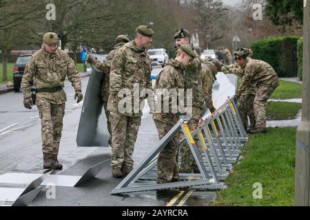 15 février 2020, Ilkley, West Yorkshire, Royaume-Uni. Environ 75 soldats du 4ème Bataillon, Royal Regiment of Scotland, soutiennent le personnel de l'Agence de l'environnement, en érigeant des barrières anti-inondation pour protéger les maisons résidentielles sur Denton Road dans la ville. ©Ian Wray. Banque D'Images