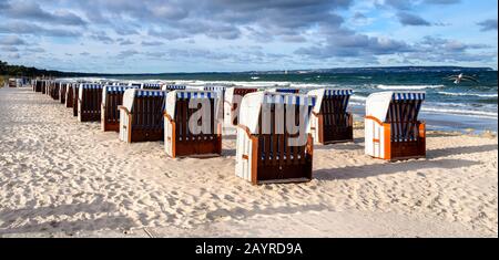 Plage de sable et chaises de plage traditionnelles en bois sur l'île de Rügen, dans le nord de l'Allemagne, sur la côte des chaises de plage en bois de mer Baltique sur l'île de Rügen Banque D'Images