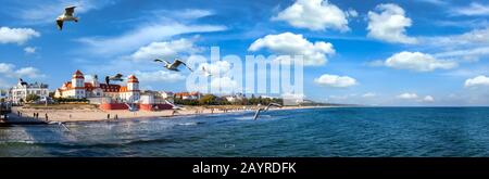 Promenade panoramique sur la plage de Rügen-Binz, une journée ensoleillée avec spa en arrière-plan Banque D'Images