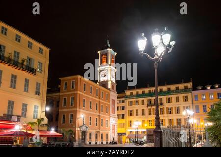 Vue nocturne sur le palais Rusca, le clocher et les cafés de la vieille ville de Nice, en France, sur la Côte d'Azur. Banque D'Images