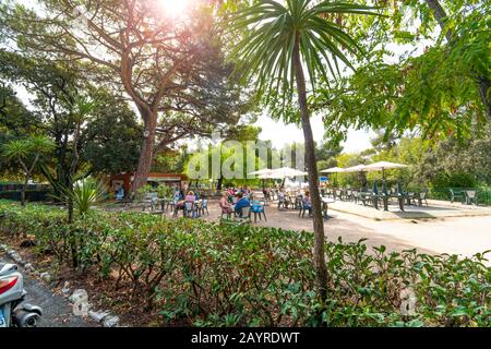 Les touristes déjeunent dans un petit snack-bar café dans le parc public de Castle Hill sur la Côte d'Azur à Nice, France. Banque D'Images