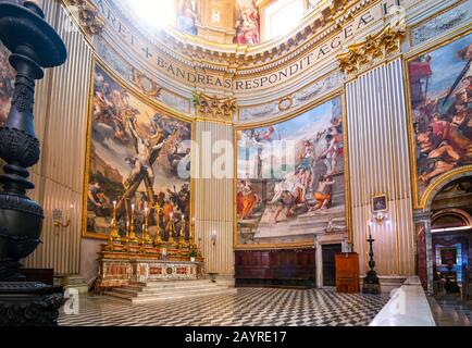 La chapelle intérieure baroque et décorée et le dôme de la Basilique de Sant'Andrea della Valle dans le centre historique de Rome, Italie Banque D'Images
