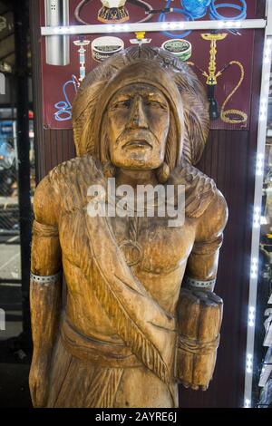 'Cigar Store Indian' à l'extérieur d'un salon de tabac dans le centre-ville de Manhattan, New York City. Banque D'Images