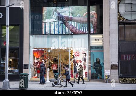 Les gens se promènent par les boutiques de mode le long de l'élégante 5ème Avenue dans le centre-ville de Manhattan, New York City. Banque D'Images