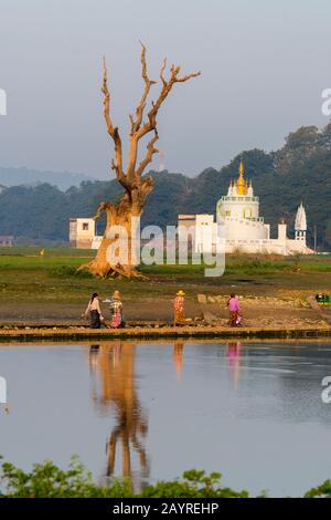 Les agriculteurs en route vers leur champ à côté du pont U Bein au lac Taungthaman près d'Amarapura, Mandalay, Myanmar. Banque D'Images