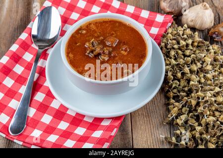 Les plats traditionnels turcs, l'Okra Soup - style Konya ; soupe d'okra séchée au citron. Banque D'Images