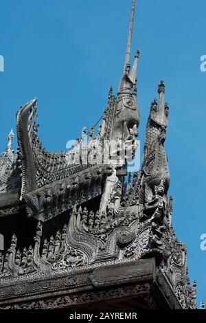 Détail des sculptures en teck des mythes bouddhistes au Monastère Shwenandaw (Monastère du Palais d'Or) à Mandalay Hill, qui a été construit en 1880 par King Banque D'Images