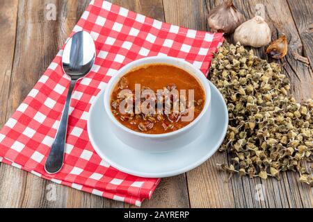 Les plats traditionnels turcs, l'Okra Soup - style Konya ; soupe d'okra séchée au citron. Banque D'Images