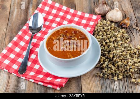 Les plats traditionnels turcs, l'Okra Soup - style Konya ; soupe d'okra séchée au citron. Banque D'Images