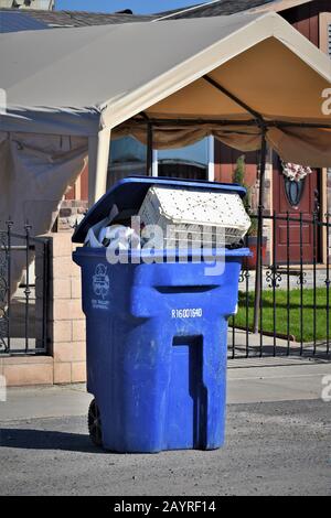 Poubelles et bidons et poubelles à ramasser par l'entreprise de recyclage et d'élimination à mettre en décharge pour la valeur des articles dans les bidons Banque D'Images