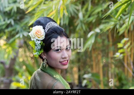 Un modèle de tournage au Rupar Mandalar Resort à Mandalay, au Myanmar avec un modèle portant le costume de la dynastie Conboung. Banque D'Images