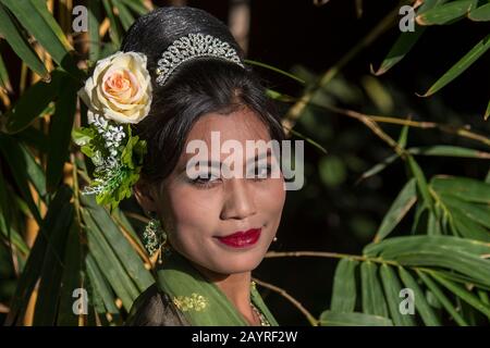 Un modèle de tournage au Rupar Mandalar Resort à Mandalay, au Myanmar avec un modèle portant le costume de la dynastie Conboung. Banque D'Images