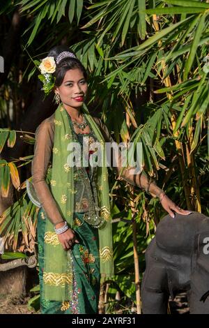 Un modèle de tournage au Rupar Mandalar Resort à Mandalay, au Myanmar avec un modèle portant le costume de la dynastie Conboung. Banque D'Images