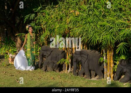 Un modèle de tournage au Rupar Mandalar Resort à Mandalay, au Myanmar avec un modèle portant le costume de la dynastie Conboung. Banque D'Images