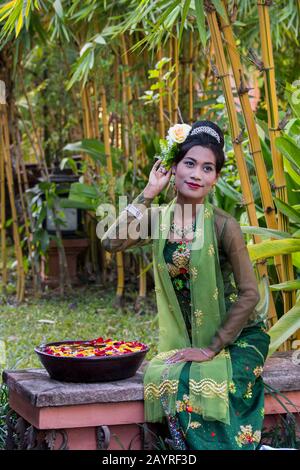 Un modèle de tournage au Rupar Mandalar Resort à Mandalay, au Myanmar avec un modèle portant le costume de la dynastie Conboung. Banque D'Images