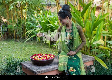 Un modèle de tournage au Rupar Mandalar Resort à Mandalay, au Myanmar avec un modèle portant le costume de la dynastie Conboung. Banque D'Images