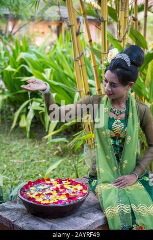 Un modèle de tournage au Rupar Mandalar Resort à Mandalay, au Myanmar avec un modèle portant le costume de la dynastie Conboung. Banque D'Images