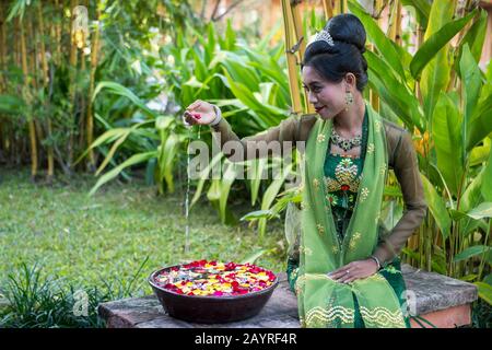 Un modèle de tournage au Rupar Mandalar Resort à Mandalay, au Myanmar avec un modèle portant le costume de la dynastie Conboung. Banque D'Images